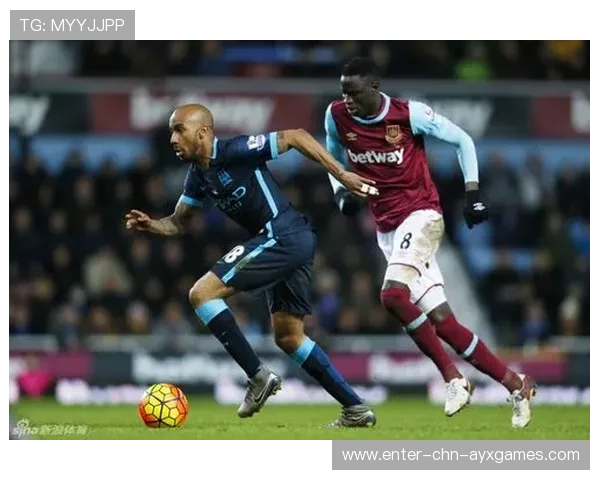 西汉姆鲍文中路持球转向极快，让队友配合轻松许多